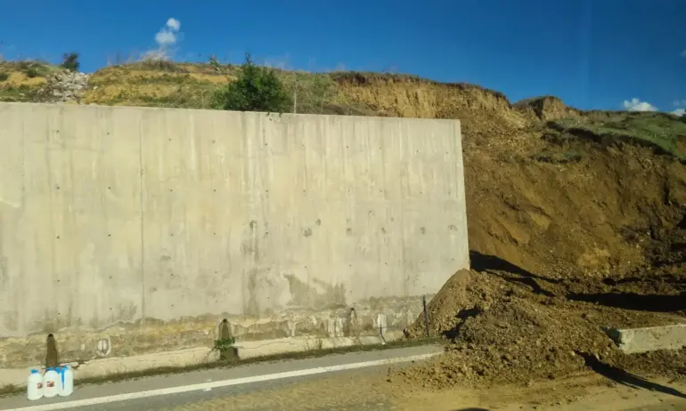 Подпорна стена на АМ Струма се срути върху пътното платно в посока София (СНИМКИ) - Tribune.bg