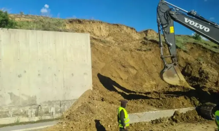 Укрепването на срутената стена на магистрала Струма продължава - Tribune.bg