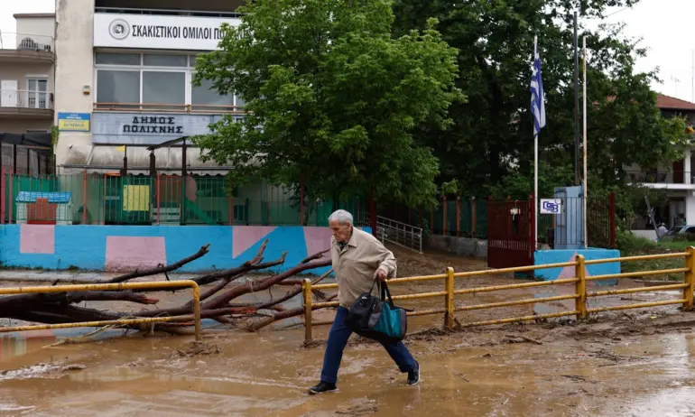 Центърът на Солун се наводни след едночасова буря - Tribune.bg