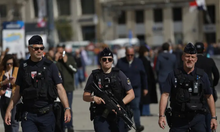 Мъж нападна жена с резачка в Париж, после простреля двама полицаи в участък - Tribune.bg