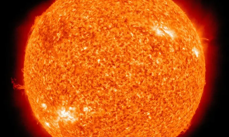 Огромно слънчево петно стои зад мощните изригвания - Tribune.bg