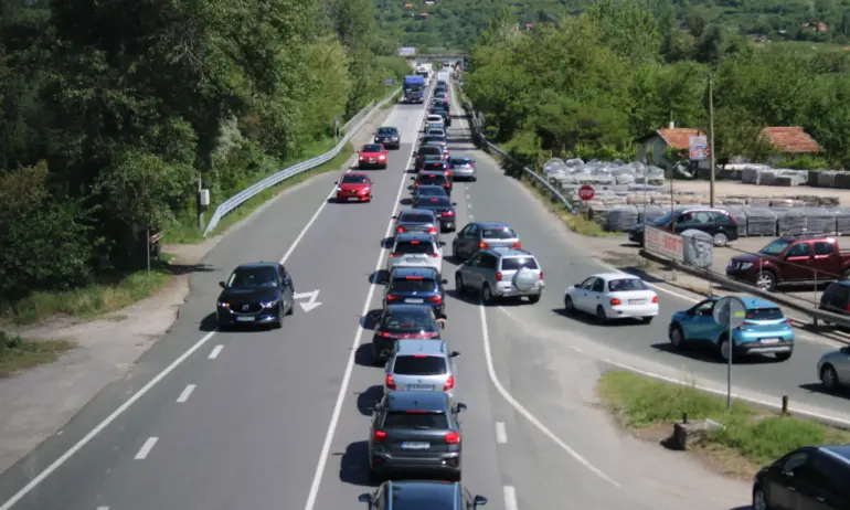 Кошмарен трафик по Е-79 край Симитли в края на почивните дни - Tribune.bg