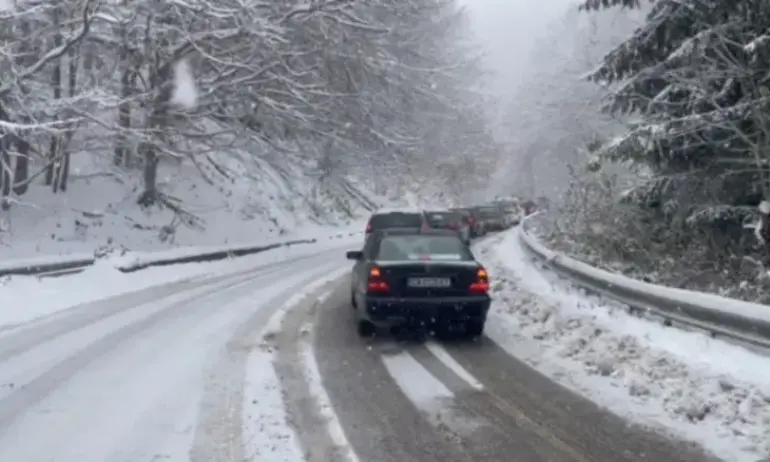 Снежни неволи: Задръстване, обилен снеговалеж и аварирали коли на Петрохан - Tribune.bg