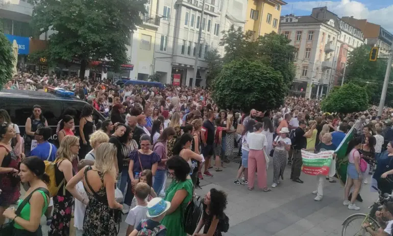 Хиляди се събраха в подкрепа на 18-годишното нарязано момиче (ВИДЕО/СНИМКИ) - Tribune.bg