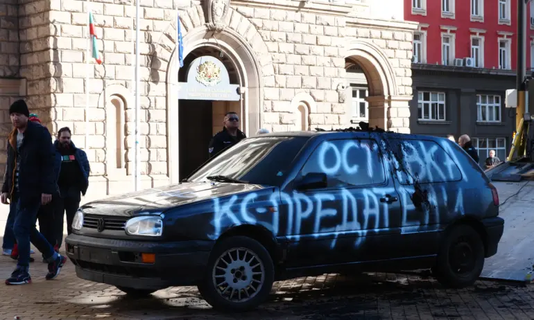 Възраждане запалиха кола пред Конституционния съд /СНИМКИ/ - Tribune.bg