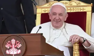 Папа Франциск е приет в болница