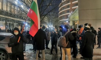 Протестиращи прожектират пред БНТ филма, свален от ефир