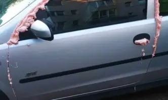 Няма такива съседи! В Западен парк запечатаха кола с монтажна пяна заради спор за паркомясто