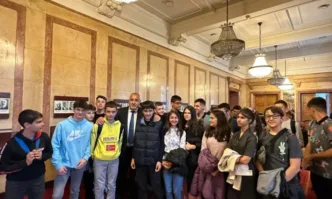 Ученици от Велико Търново се снимаха с Бойко Борисов в парламента (СНИМКИ)