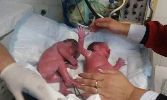 Кампанията Сподели добра новина - Близначета се родиха в линейка благодарение на фелдшер от Стражица