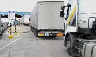Стотици български превозвачи са блокирани на Дунав мост II, не ги пускат към Австрия