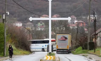 Втори ден напрежение в Северно Косово, етнически сърби блокираха главните пътища