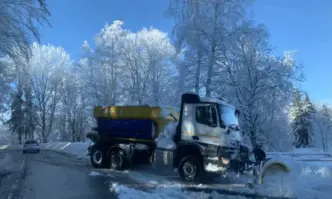 Обстановката в страната се усложнява. Над 330 снегорина чистят републиканските пътища