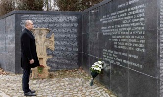 Асен Генов: Радев се снимал пред паметника на жертвите на комунизма и хвърли във възторг електората на ДБ