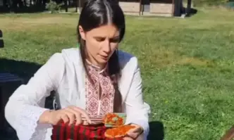Цветана Пиронкова показа как се прави лютеница (ВИДЕО)