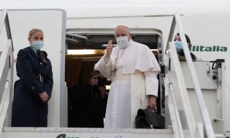 Историческа визита: Папа Франциск пристигна в Ирак