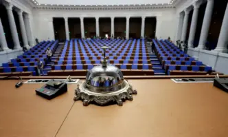 Депутатите решават дали да заседават по време на изборите