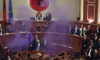 Димки и юмруци спряха заседанието на албанския парламент (ВИДЕО)