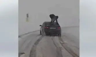 Румънец се качи на капака и показа как се прави, когато снегът те хване неподготвен... (ВИДЕО)