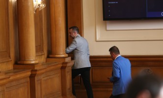 Сценаристите Филип Станев и Ивайло Вълчев се отказаха да бъдат депутати