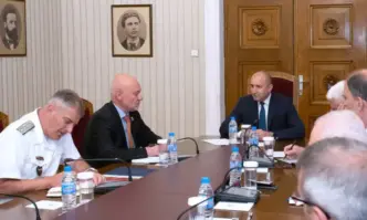 Радев на среща с Тагарев - обсъждат спешни мерки за кадрово обезпечаване на армията
