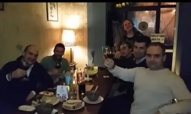 Кирил Петков празнува свободната журналистика на маса с Биволъ (ВИДЕО) - Tribune.bg